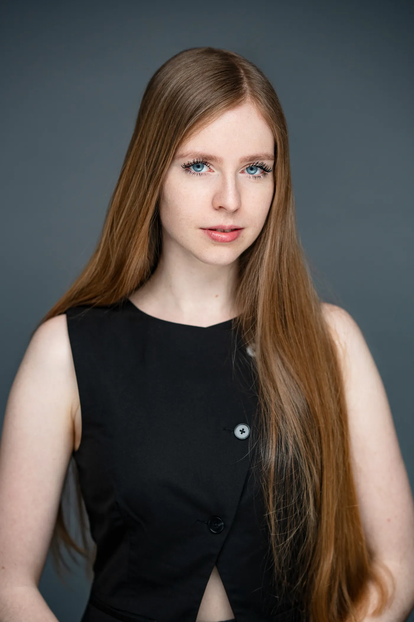 Josefin Schäferhoff in schwarzer Weste, sehr lange Haare, ruhiger Blick