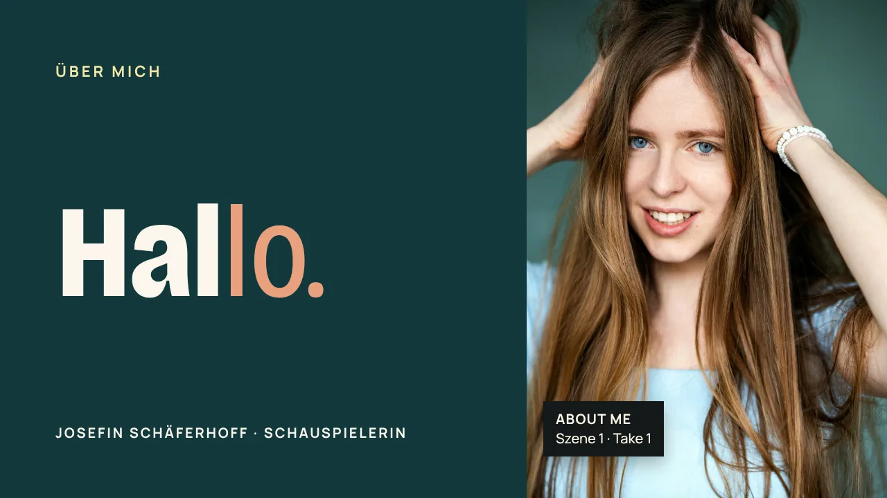 Vorschaubild: Über mich. Josefin lacht, Hände im Haar. Text: Hallo. Erst mit den Händen, dann mit Stimme.